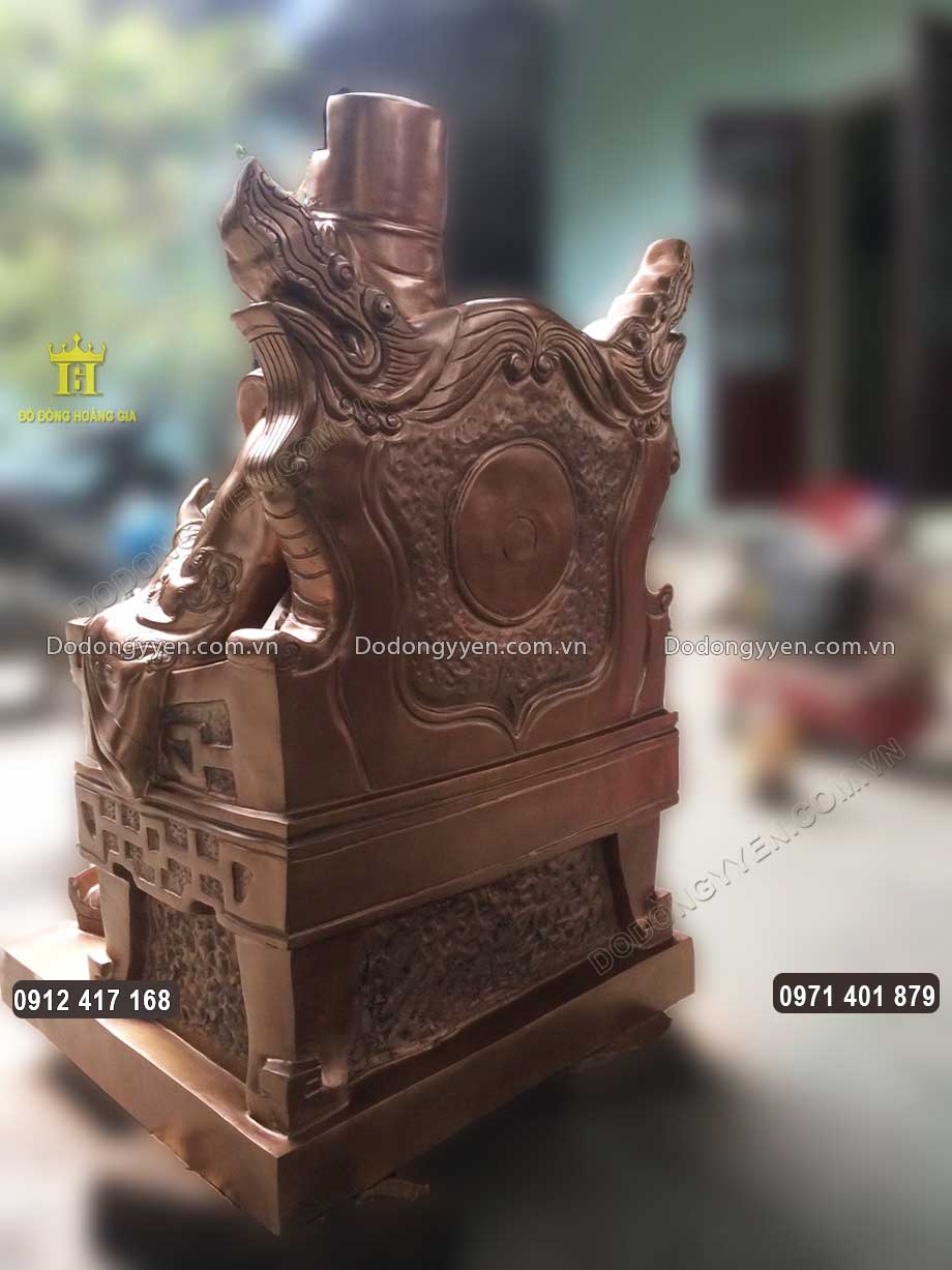 H&igrave;nh ảnh ph&iacute;a sau lưng của bức tượng đồng
